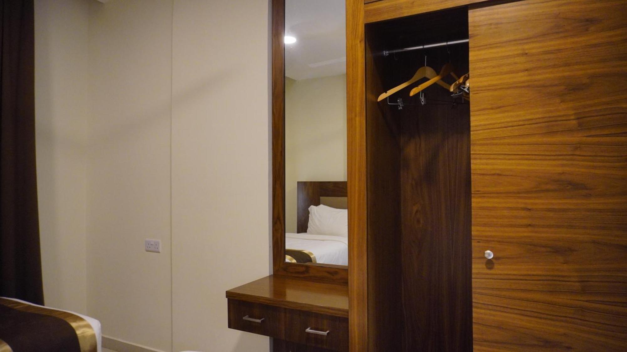 Bristol Hotel Салала Экстерьер фото