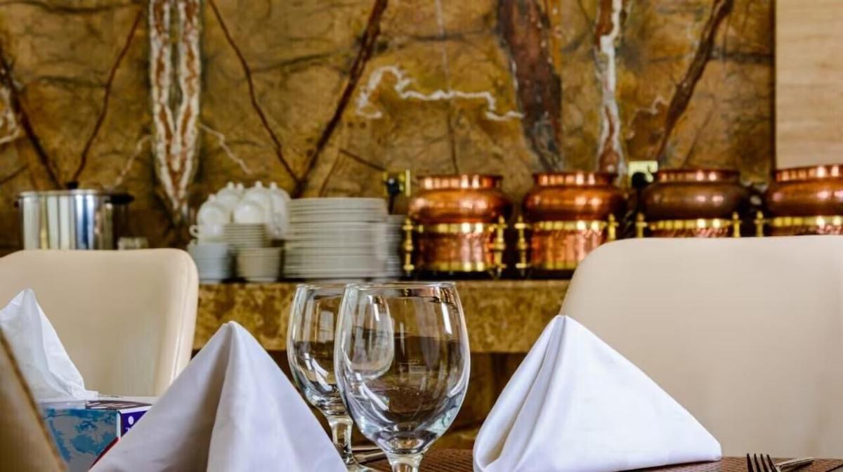 Bristol Hotel Салала Экстерьер фото